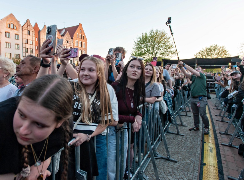 Dawid Kwiatkowski zaśpiewał przed katedrą zdjęcie nr 347212