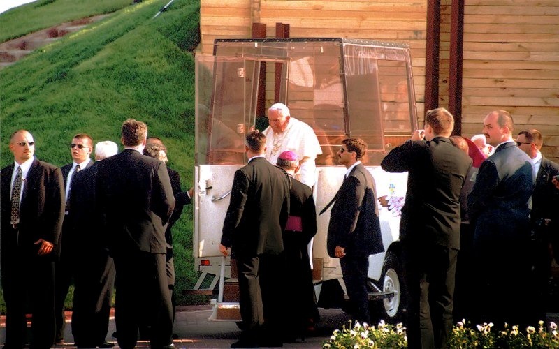 Papież na lotnisku (w obiektywie Henryka Myślińskiego) zdjęcie nr 347583