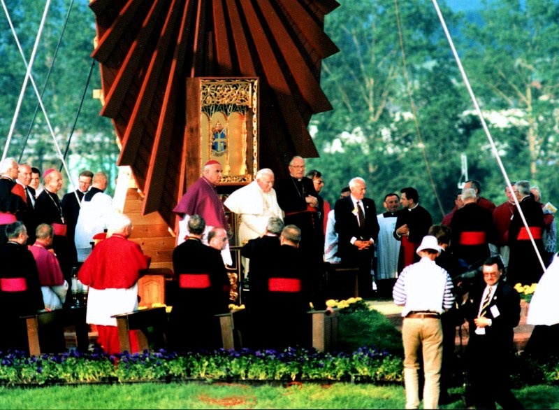 Papież na lotnisku (w obiektywie Henryka Myślińskiego) zdjęcie nr 347601
