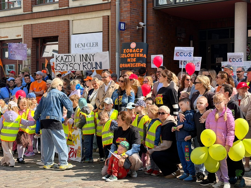 Przemaszerowali przez miasto, promując integrację zdjęcie nr 348111