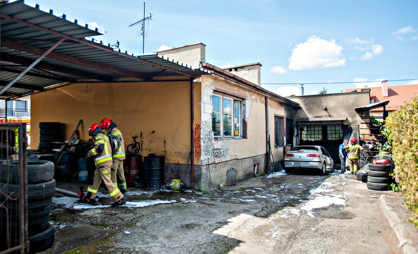 Pożar w warsztacie samochodowym zdjęcie nr 348811