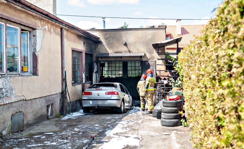 Pożar w warsztacie samochodowym zdjęcie nr 348810
