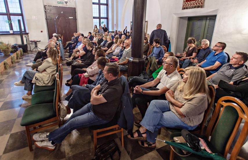 Między "Nie wierzę politykom" a "Jeszcze będzie przepięknie" zdjęcie nr 349355