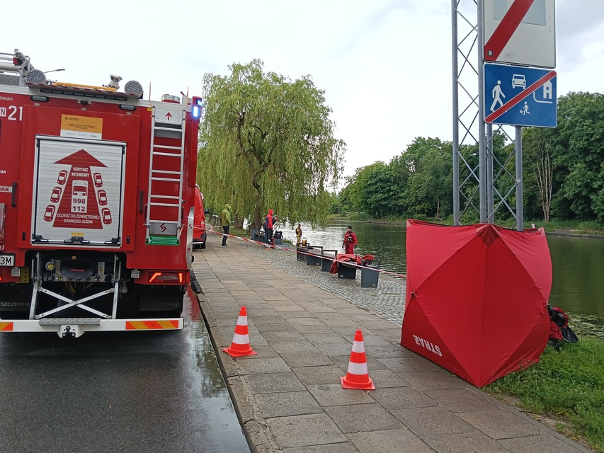 Wózek inwalidzki na brzegu, strażacy przeszukiwali rzekę  zdjęcie nr 349788