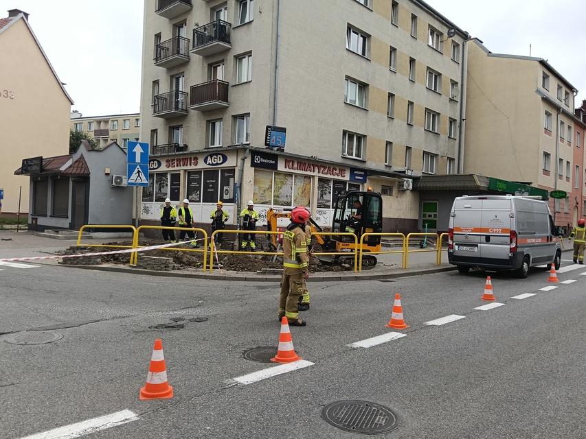 Z sieci ulatniał się gaz. Wjazd na Słoneczną zamknięty zdjęcie nr 351146