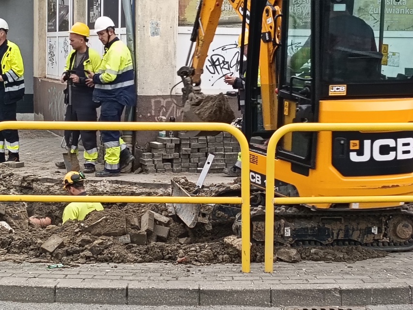 Z sieci ulatniał się gaz. Wjazd na Słoneczną zamknięty zdjęcie nr 351150