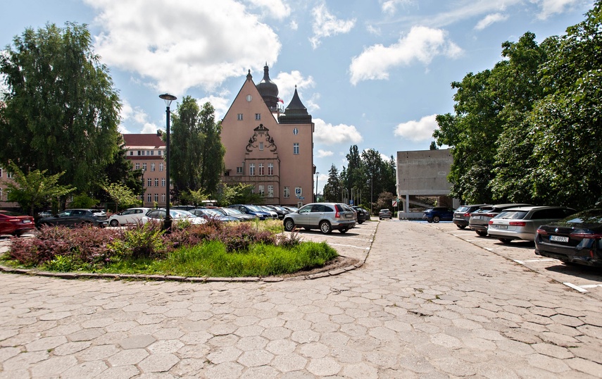 Planują przebudować parking przy urzędzie zdjęcie nr 351421