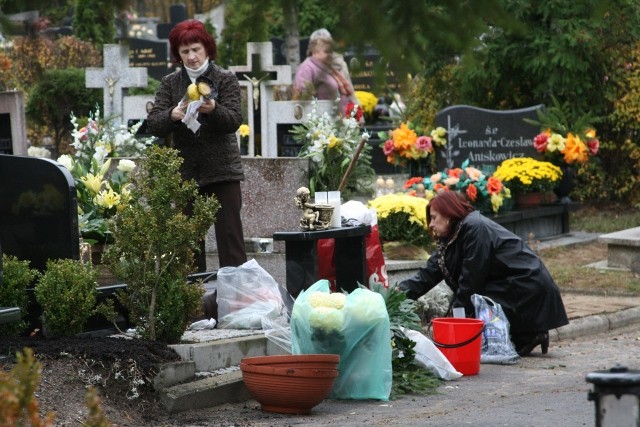 Sobotnie przygotowania do Święta Wszystkich Świętych zdjęcie nr 28953