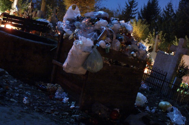 Święto Wszystkich Świętych - cmentarze po zmroku. zdjęcie nr 29023