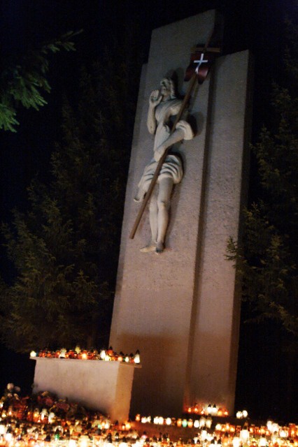 Święto Wszystkich Świętych - cmentarze po zmroku. zdjęcie nr 29025