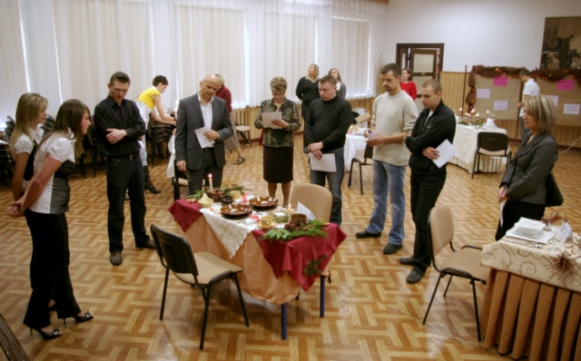 Elżbieta Żbikowska i Agnieszka Lejmanowicz prezentują jury nakrycie stołu, które nazwały staropolskim: –