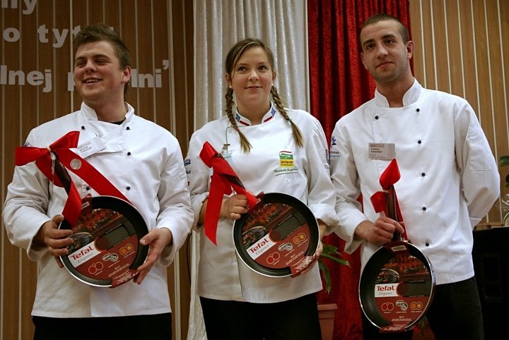 Młodzi Mistrzowie Patelni z odpowiednimi atrybutami, potwierdzającymi ich wysokie umiejętności kulinarne. Od lewej