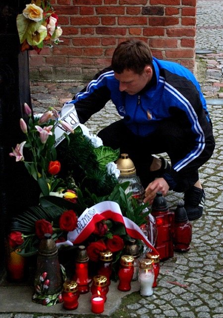 Piłkarze i kibice w hołdzie ofiarom katastrofy zdjęcie nr 33616