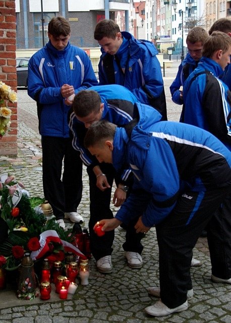 Elbląg Piłkarze i kibice w hołdzie ofiarom katastrofy