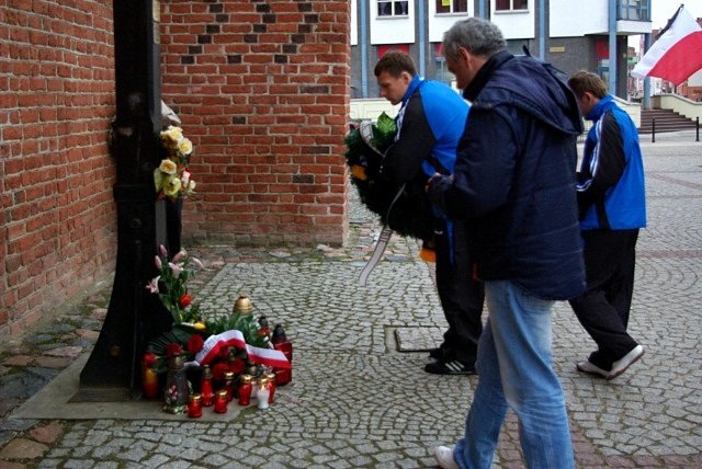 Elbląg Piłkarze i kibice w hołdzie ofiarom katastrofy