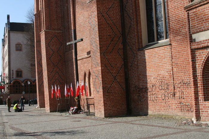 Elbląg Zbeszczeszczone mury Katedry św. Mikołaja