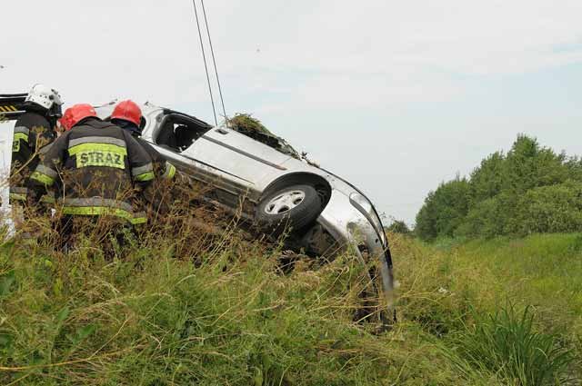 Opel wpadł do rowu z wodą. W aucie były dzieci. zdjęcie nr 37191