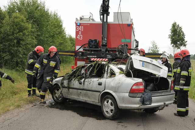Opel wpadł do rowu z wodą. W aucie były dzieci. zdjęcie nr 37197