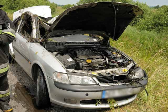 Opel wpadł do rowu z wodą. W aucie były dzieci. zdjęcie nr 37203