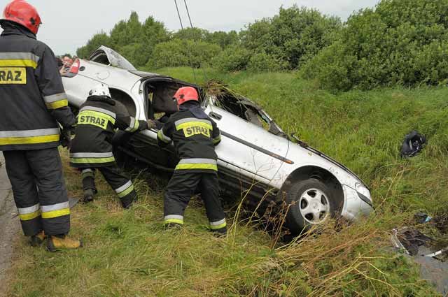 Opel wpadł do rowu z wodą. W aucie były dzieci. zdjęcie nr 37192