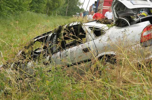 Opel wpadł do rowu z wodą. W aucie były dzieci. zdjęcie nr 37194