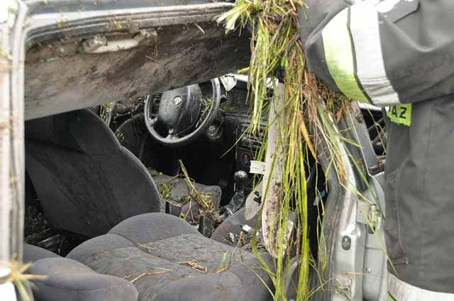 Opel wpadł do rowu z wodą. W aucie były dzieci. zdjęcie nr 37201