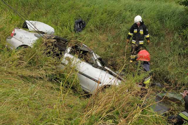 Opel wpadł do rowu z wodą. W aucie były dzieci. zdjęcie nr 37190