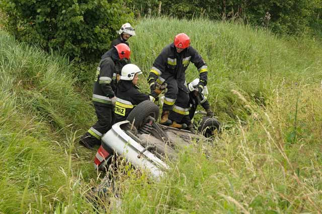 Opel wpadł do rowu z wodą. W aucie były dzieci. zdjęcie nr 37185