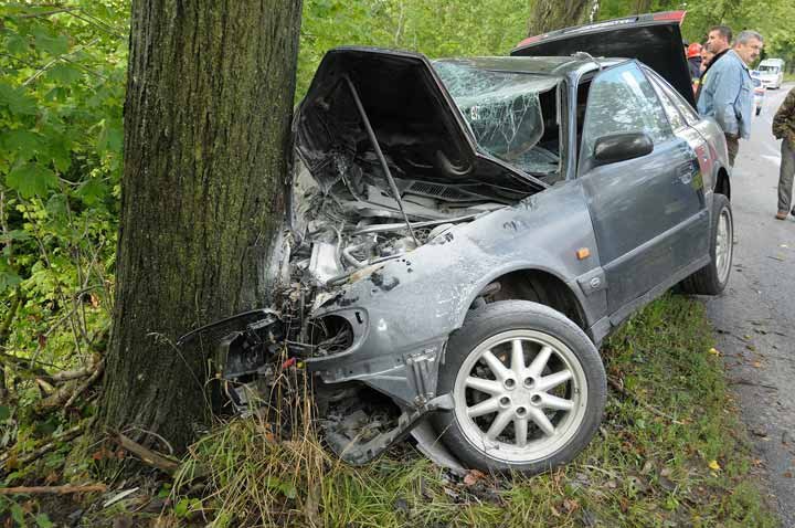 Wypadek w Milejewie. Audi uderzyło w drzewo zdjęcie nr 37811