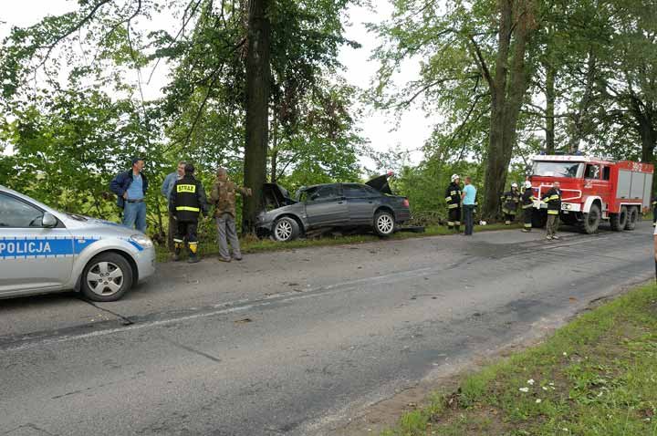 Wypadek w Milejewie. Audi uderzyło w drzewo zdjęcie nr 37816