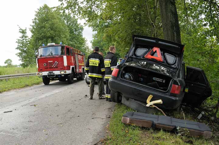 Wypadek w Milejewie. Audi uderzyło w drzewo zdjęcie nr 37820
