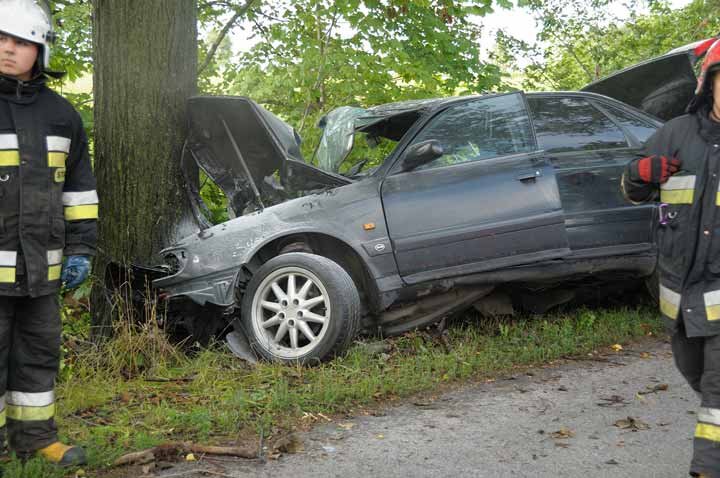 Wypadek w Milejewie. Audi uderzyło w drzewo zdjęcie nr 37810