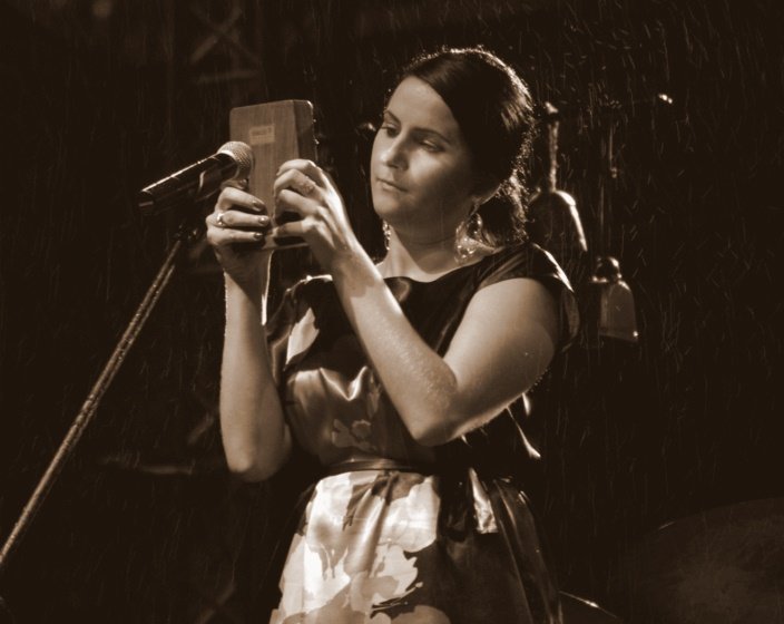 W nowej aranżacji wybranych utworów Barbara Broda-Malon użyła niecodziennego, afrykańskiego instrumentu kalimba. Co