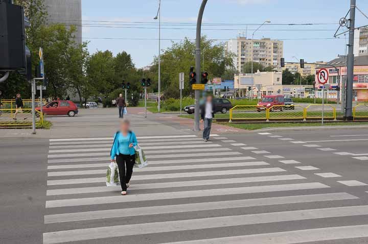 Przejście przez ul. Płk Dąbka od ul. Ogólnej