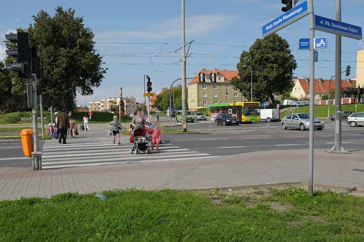 Przejście przez ul. Płk. Dąbka od strony z Al Piłsudskiego po stronie targowiska