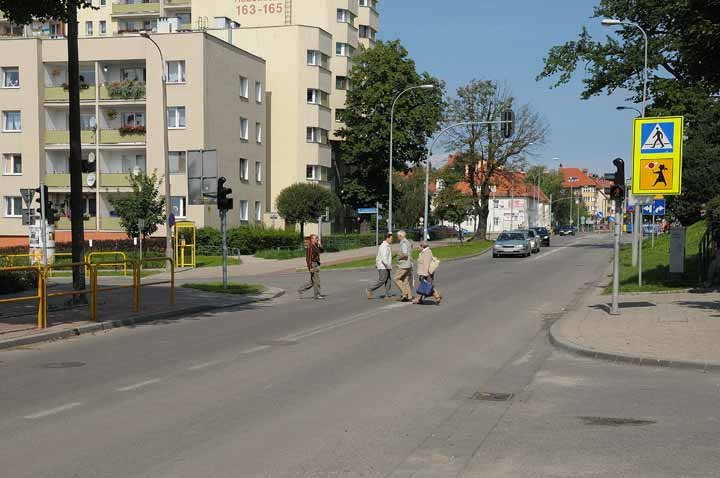 Skrzyżowanie ul. Robotniczej z Okrzei - w głębi znajdujące się skrzyżowanie ul. Robotniczej z Brzeską i Al. Piłsudskiego