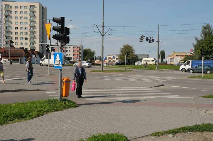 Przejście przez ul. Płk. Dąbka od Światowida w kierunku Biedronki