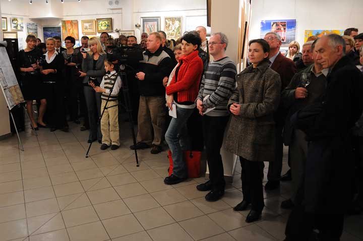 Druga strona odznaki - wernisaż w Galerii ZUM zdjęcie nr 40551