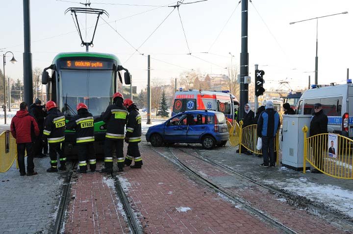 Fiatem wjechała pod tramwaj zdjęcie nr 41359