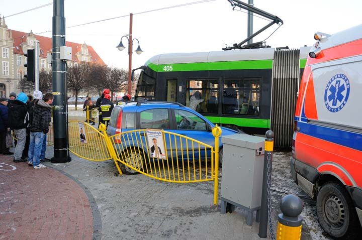 Fiatem wjechała pod tramwaj zdjęcie nr 41361