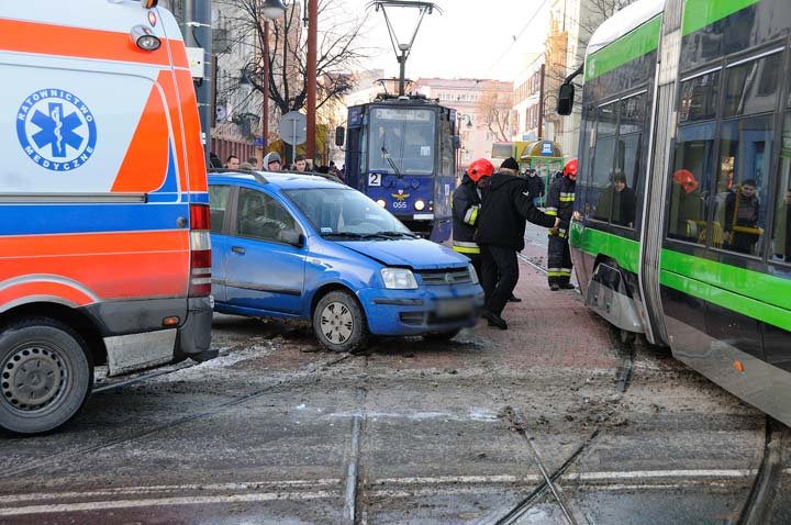 Elbląg Fiatem wjechała pod tramwaj