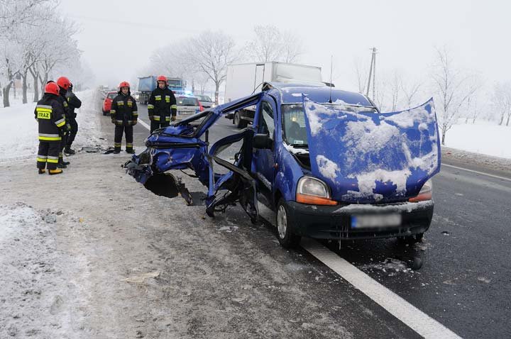 Wypadek w Kazimierzowie - dwie osoby ranne zdjęcie nr 41786