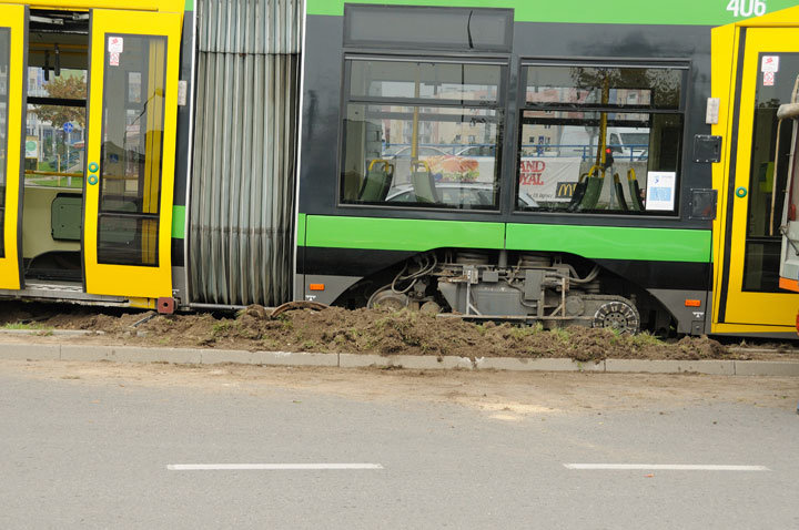 Wykolejenie "trójki" koło Carrefoura zdjęcie nr 49213