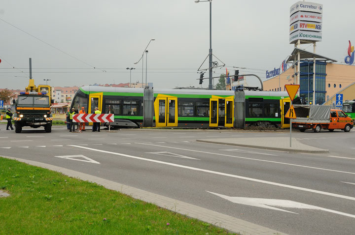 Wykolejenie "trójki" koło Carrefoura zdjęcie nr 49215