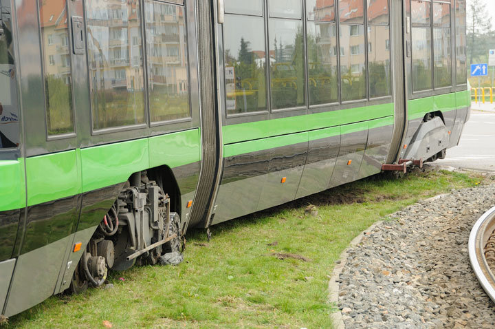 Wykolejenie "trójki" koło Carrefoura zdjęcie nr 49222