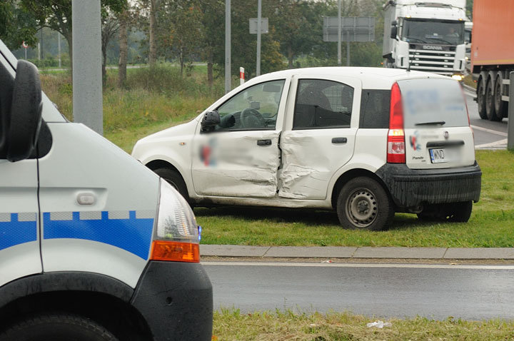 Zderzenie trzech aut w Kazimierzowie zdjęcie nr 49391