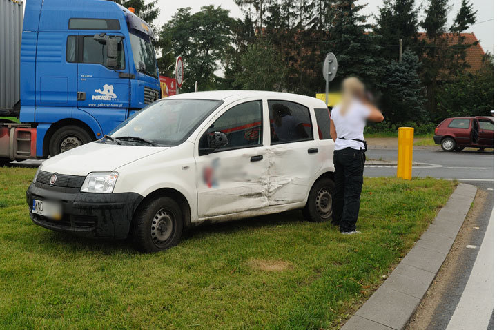 Zderzenie trzech aut w Kazimierzowie zdjęcie nr 49389