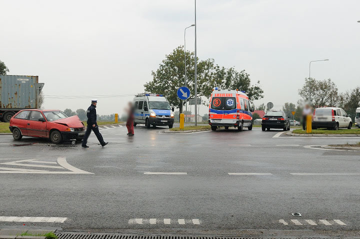 Zderzenie trzech aut w Kazimierzowie zdjęcie nr 49399
