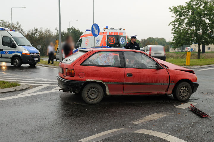 Zderzenie trzech aut w Kazimierzowie zdjęcie nr 49394