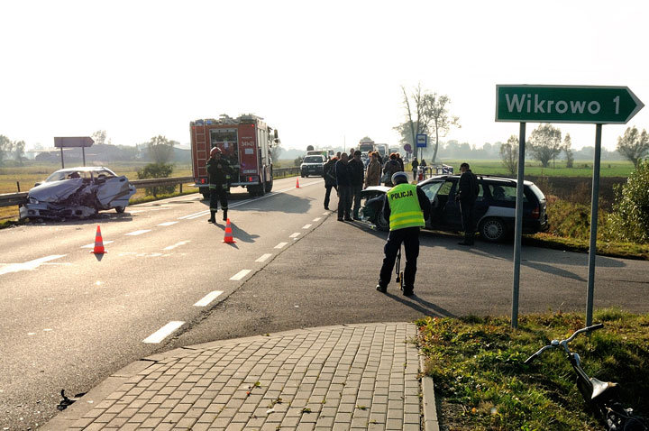 Czołowe zderzenie dwóch aut-sprawca zbiegł zdjęcie nr 49951